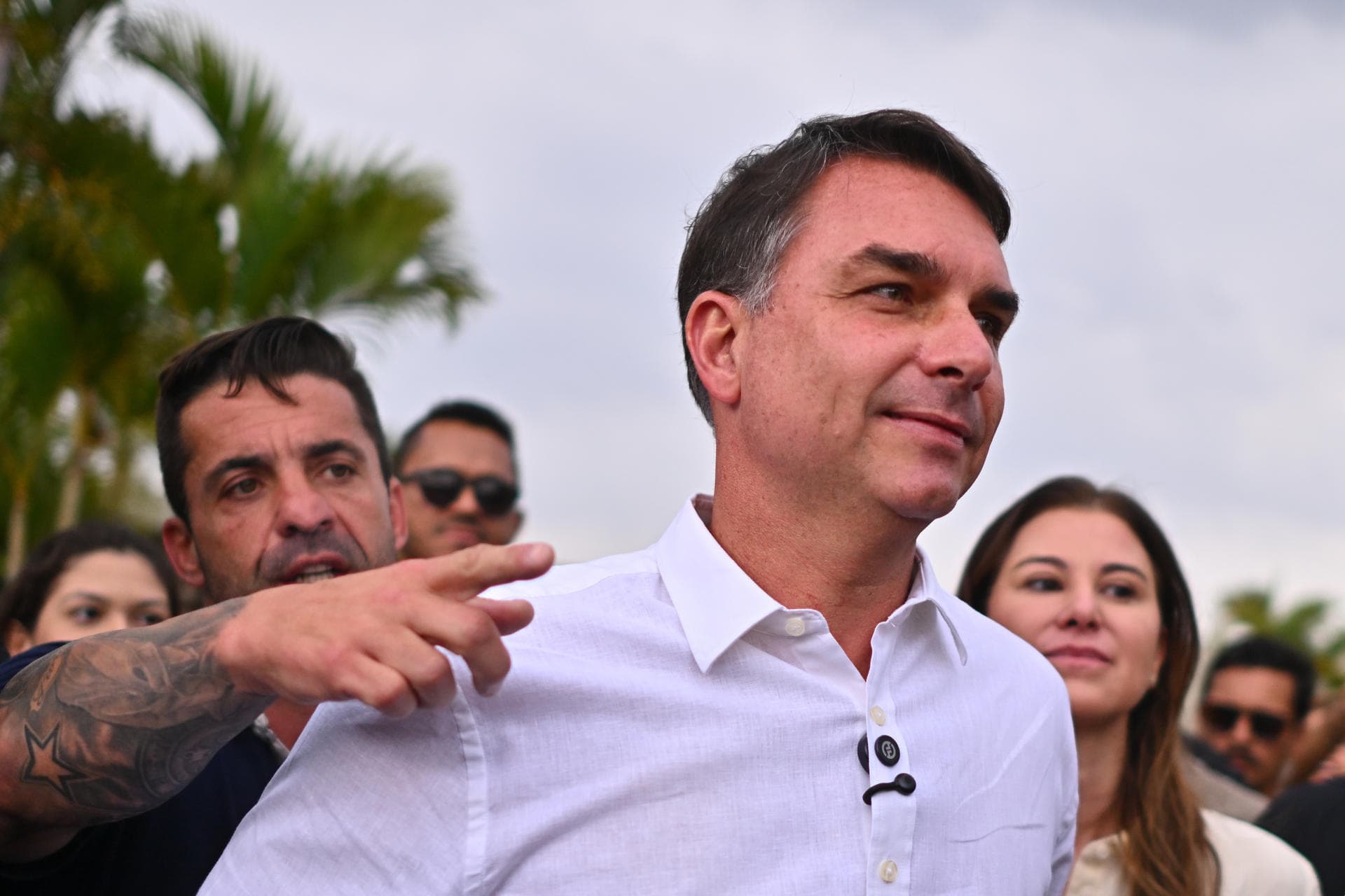 Flávio Bolsonaro visitará este martes a su padre en prisión domiciliaria