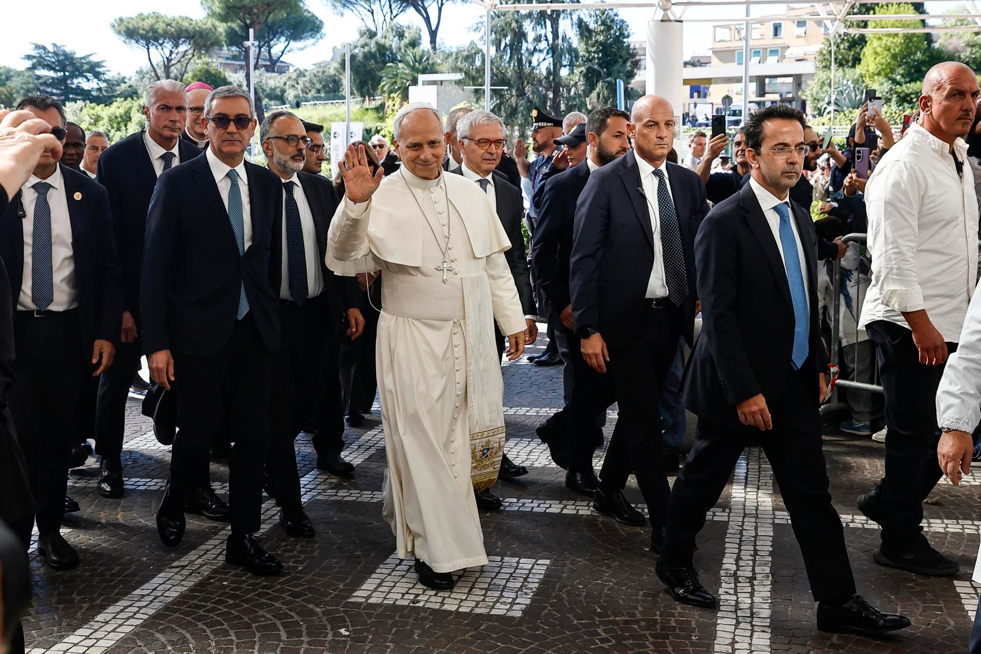 El Papa entró caminando al hospital Gemelli para ser operado de un nódulo pulmonar