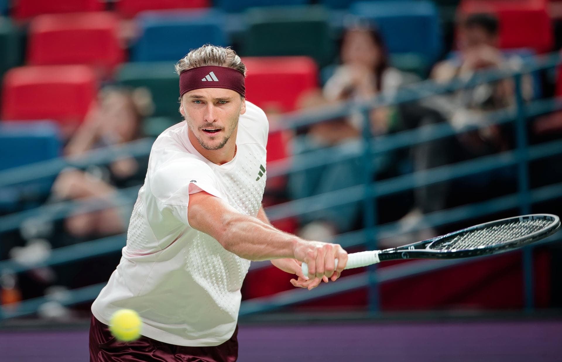 Alexander Zverev superó problemas físicos y sigue avanzando en Shanghai