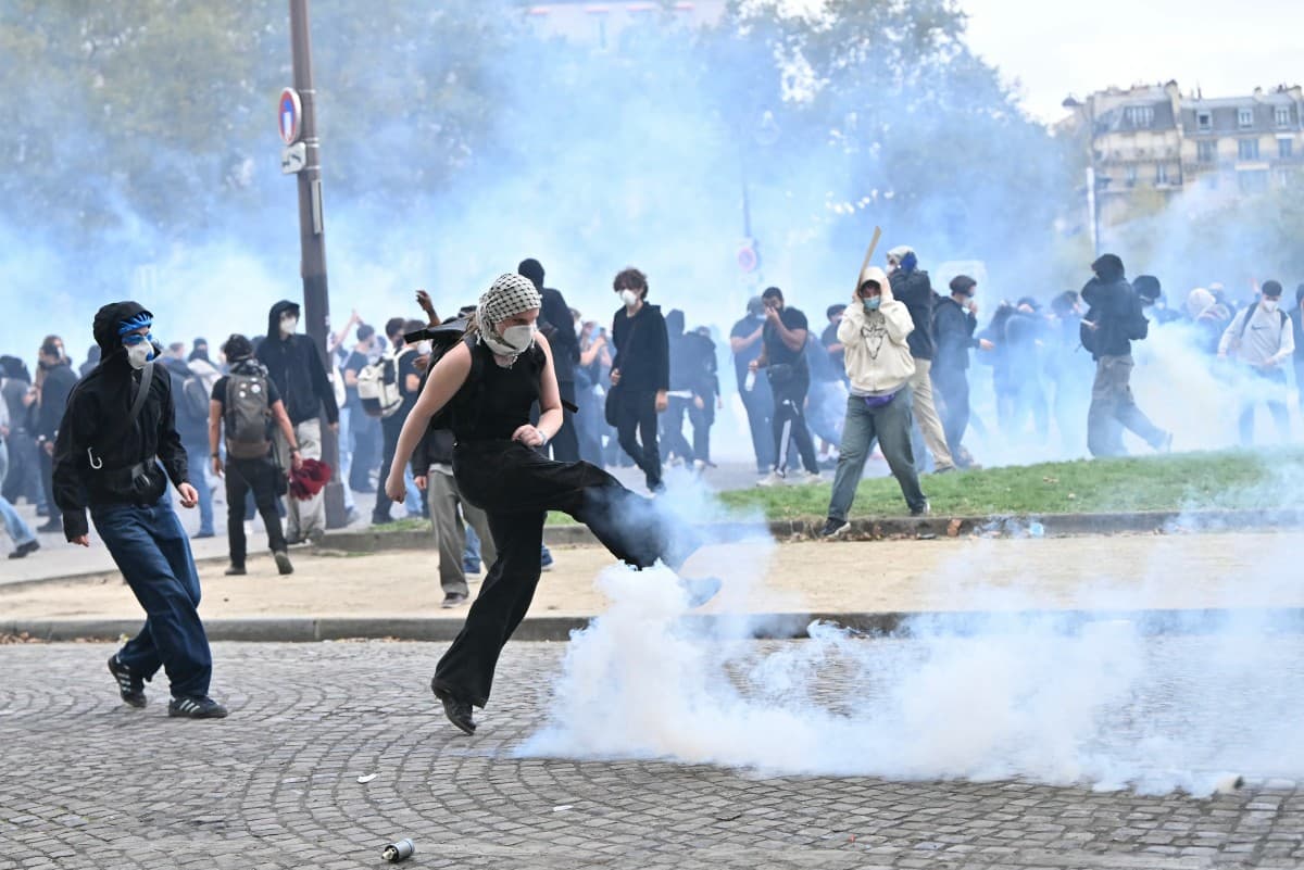 "No bajaremos los brazos": Francia vive nueva jornada de protestas estudiantiles masivas