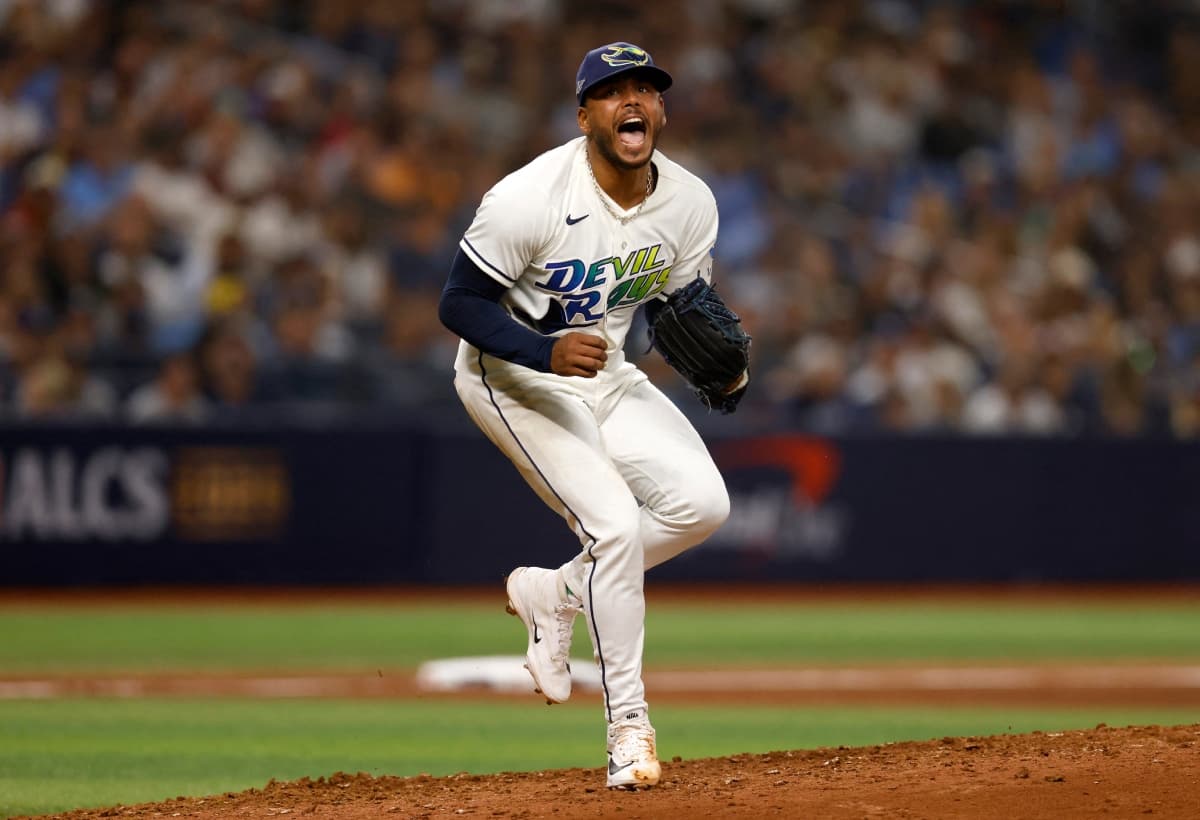 El dominicano Freddy Peralta destacó desde la lomita y los Rays igualaron la serie ante Guardianes