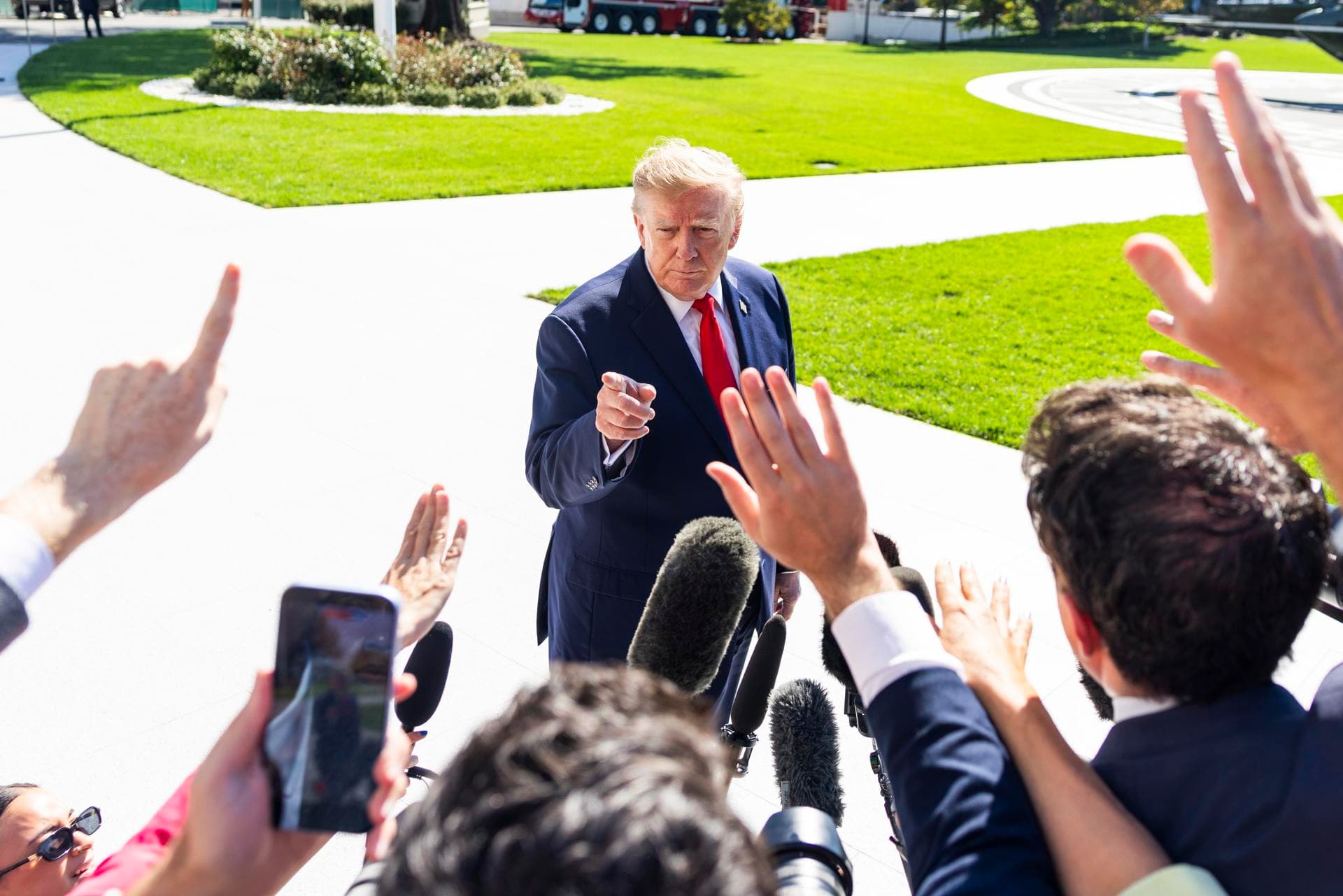 Trump anuncia que EE UU prepara la exploración "masiva" de petróleo y gas en Groenlandia