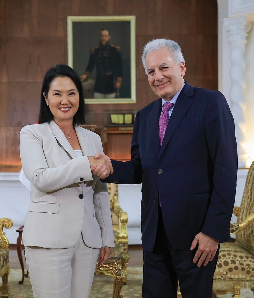 Keiko Fujimori oficializa la designación de Álvaro Vargas Llosa como embajador de Perú en EE UU