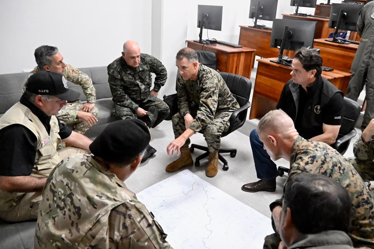 Comandante del Comando Sur de EE UU visita Perú para reforzar la lucha contra el narcoterrorismo