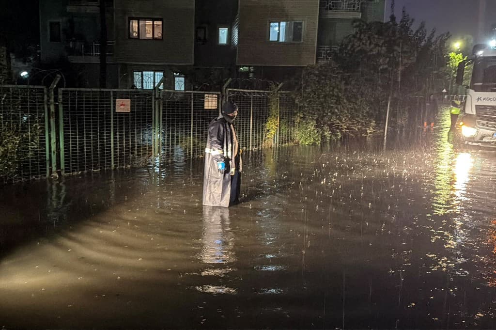 Lluvias torrenciales en Estambul dejan un fallecido, inundaciones y suspensión de clases