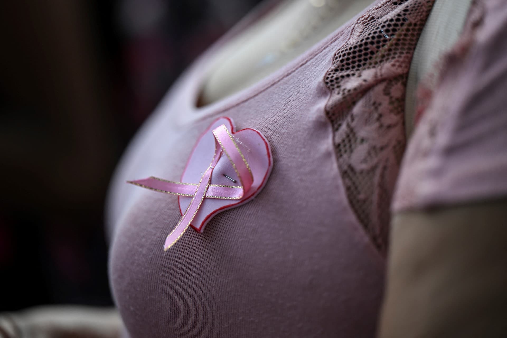 Pacientes con cáncer de mama en Venezuela luchan contra la falta de recursos y el abandono del sistema público