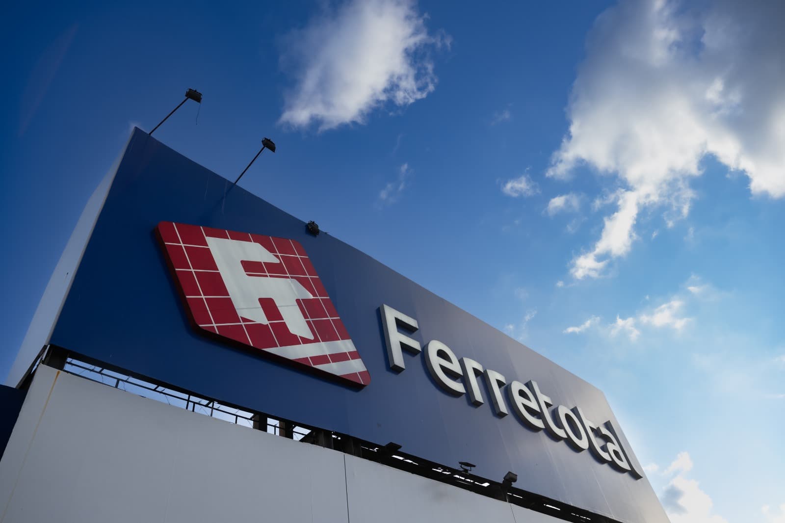 Ferretotal celebra 15 años de Expocolor con exhibición automotriz y promociones de temporada