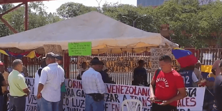 Trabajadores y jubilados de las industrias básicas en Bolívar cumplen 72 horas de protesta por bono de utilidades