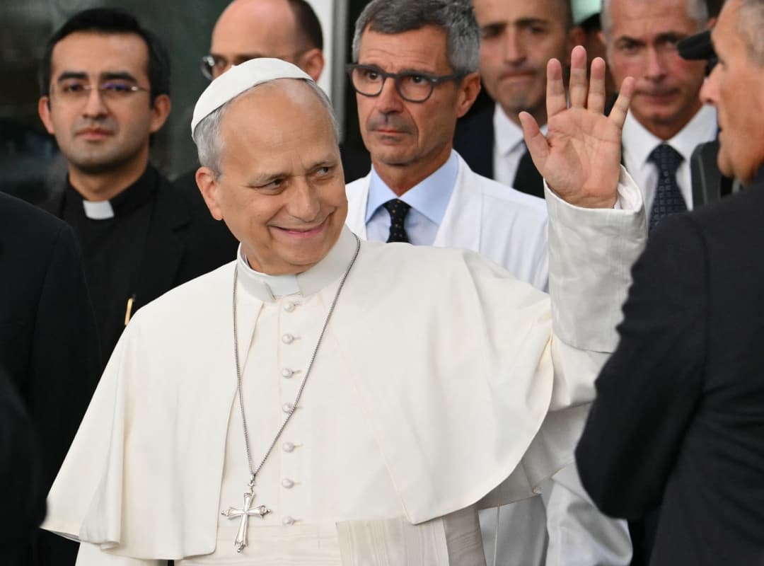 Papa León XIV sale del hospital para regresar al Vaticano tras recibir el alta hospitalaria