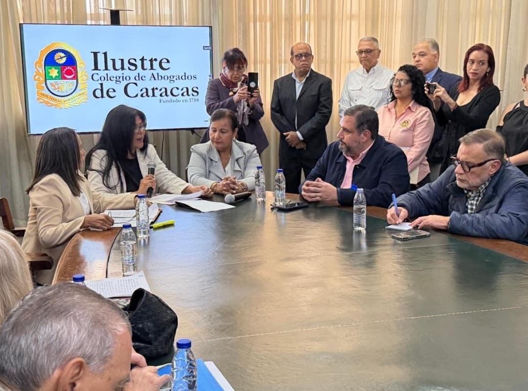 Delegación opositora consulta al Colegio de Abogados sobre reformas al sistema judicial durante el diálogo con el chavismo