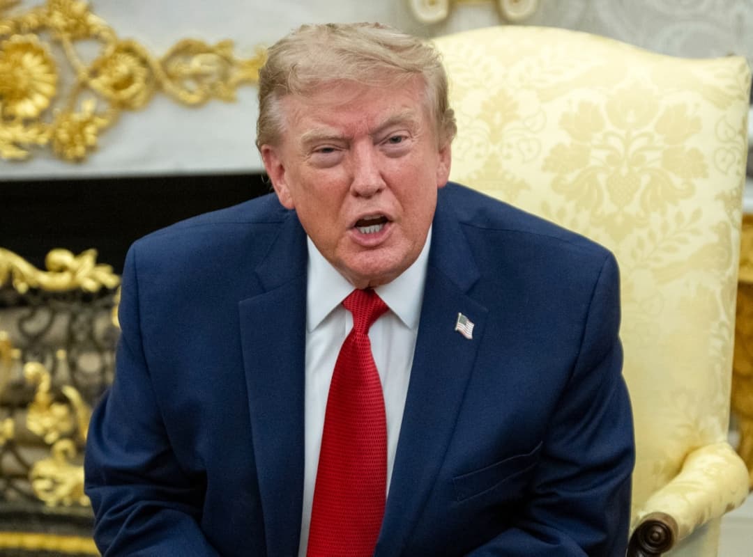 Trump dice que Francia está en llamas y destrozado por la inmigración