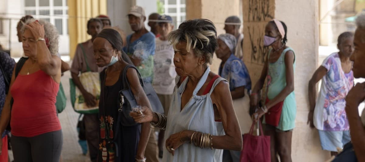Trabajaron toda su vida para la Revolución y hoy sobreviven con 5 dólares: el crudo rostro de una Cuba que se apaga