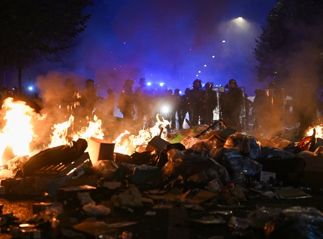 París registra nuevos enfrentamientos y saqueos tras la multitudinaria jornada de protestas