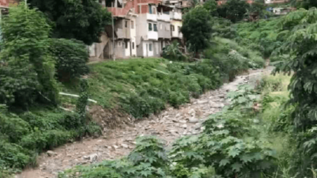 Más de 20.000 habitantes estarían en riesgo por posible desbordamiento del río Piedra Azul en La Guaira