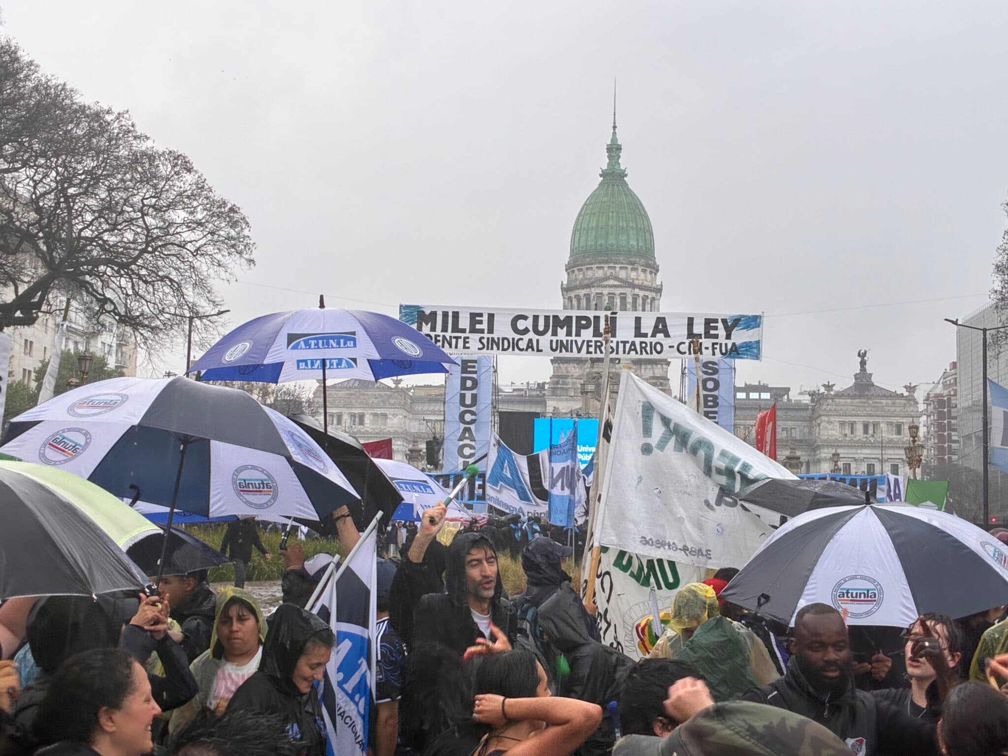 El gobierno de Milei enfrenta protestas masivas por los recortes universitarios, pero logra una victoria en el Congreso argentino