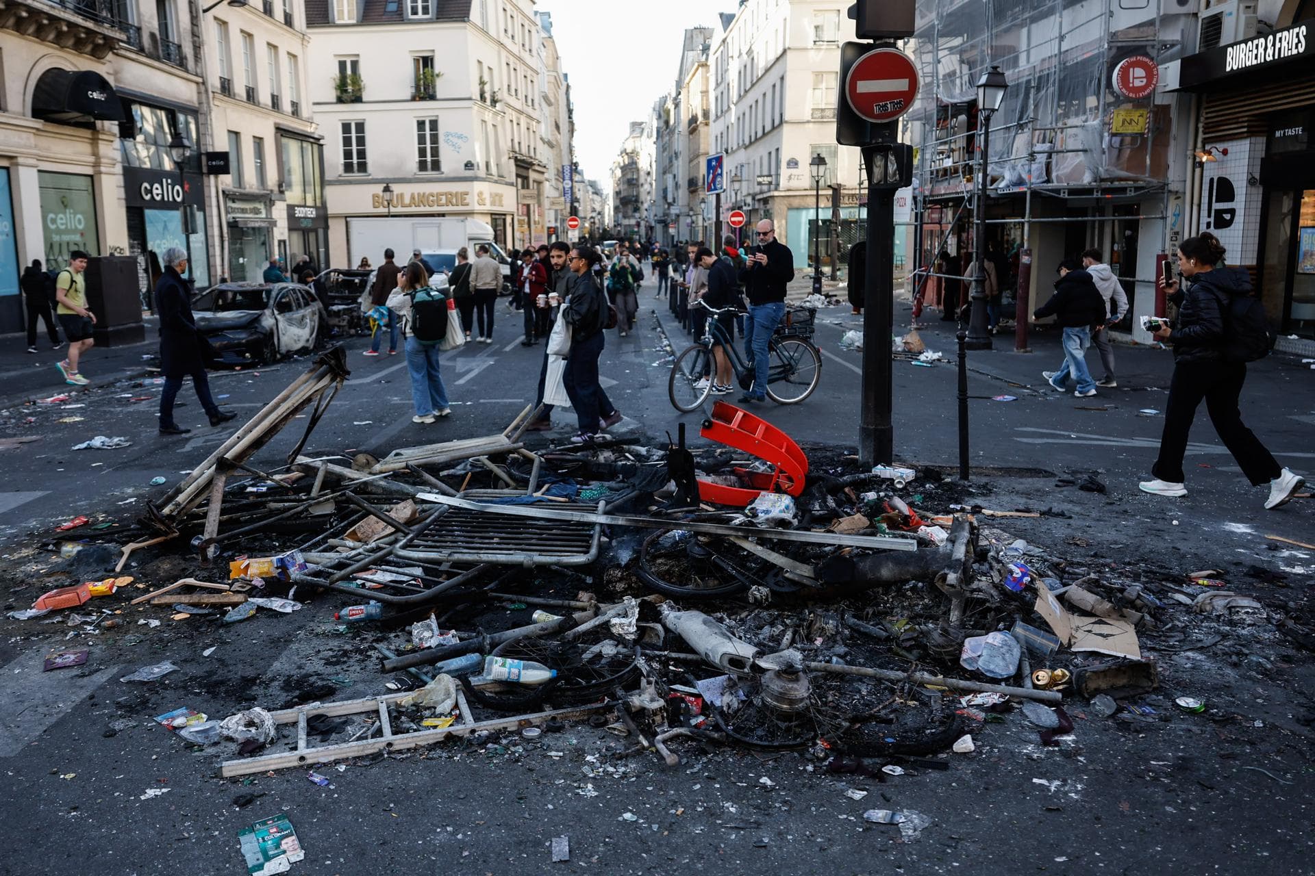 Macron rechazó dimisión del ministro del Interior tras los disturbios en París y otras ciudades