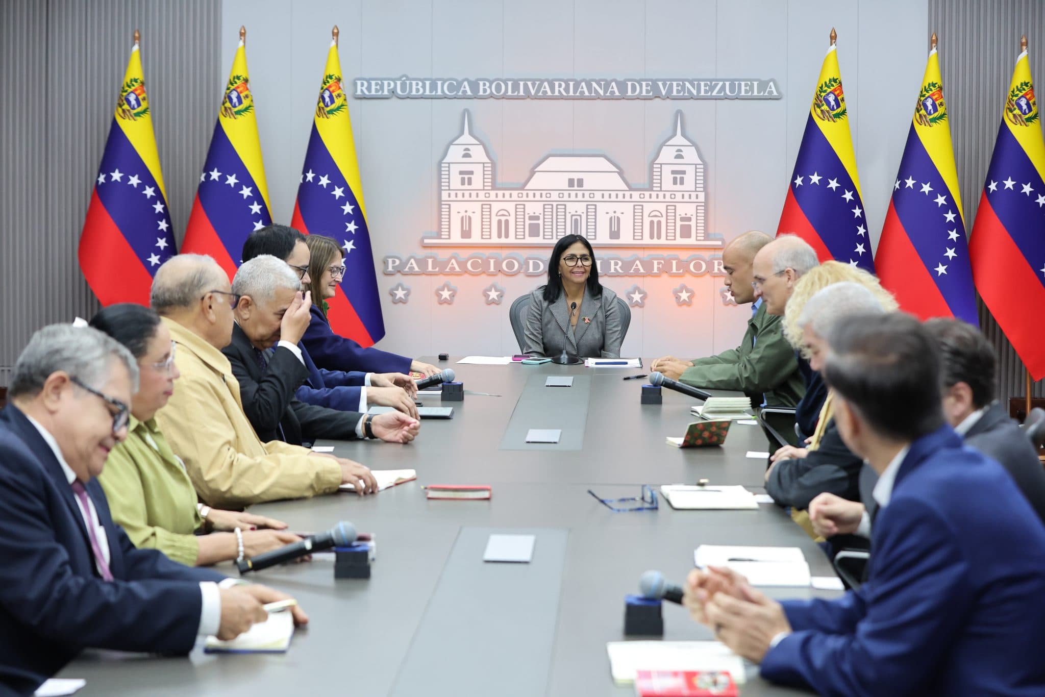Delcy Rodríguez encabeza mesa de diálogo con Fedecámaras, Fedeindustria y centrales sindicales para consensuar reformas laborales