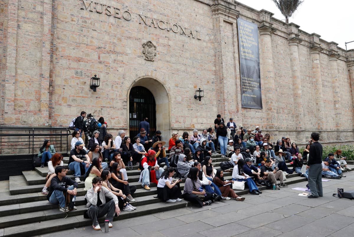Profesores universitarios dan clases afuera del Museo Nacional de Colombia como protesta por el retiro de piezas