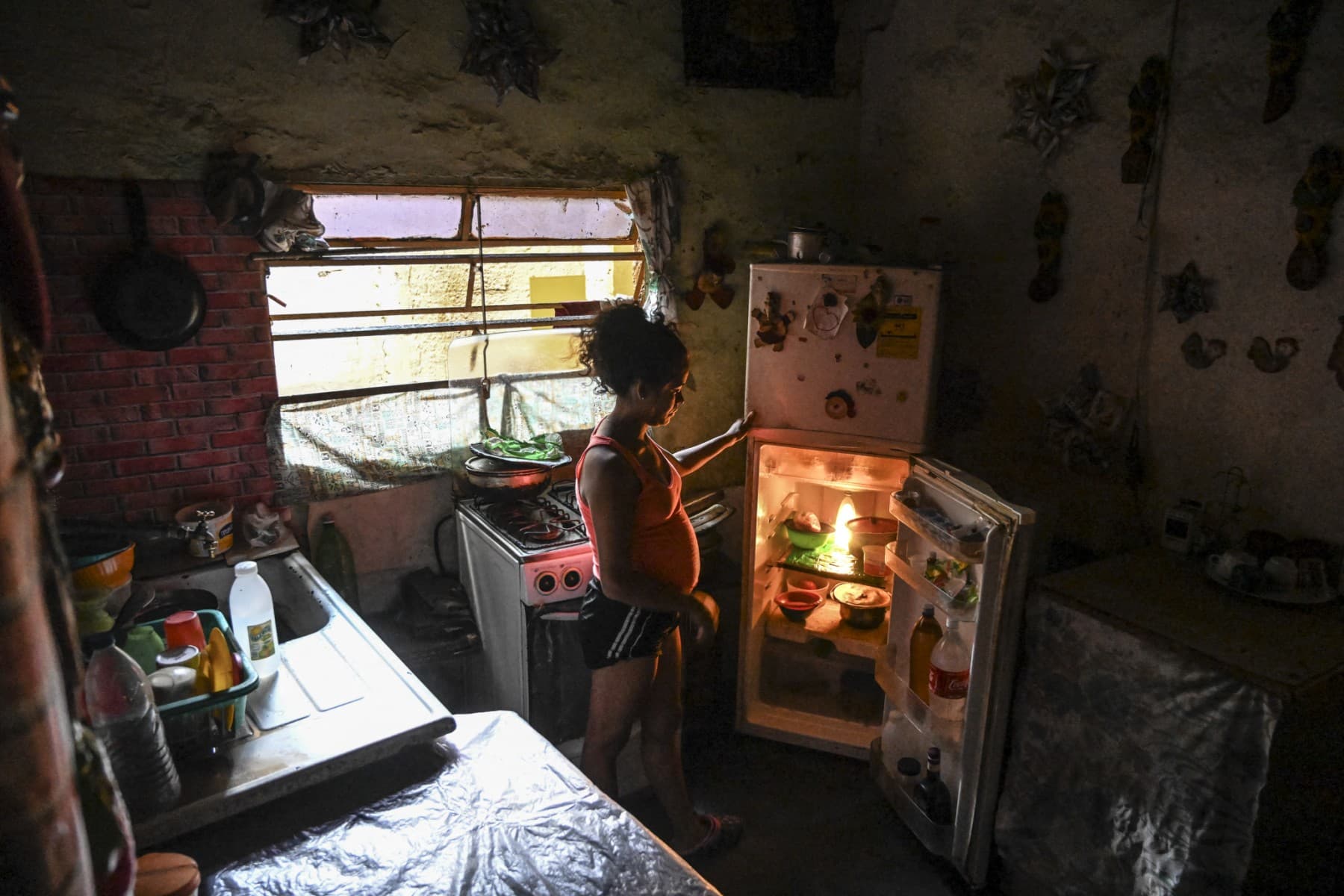 Los venezolanos sacrifican necesidades esenciales para poder comer