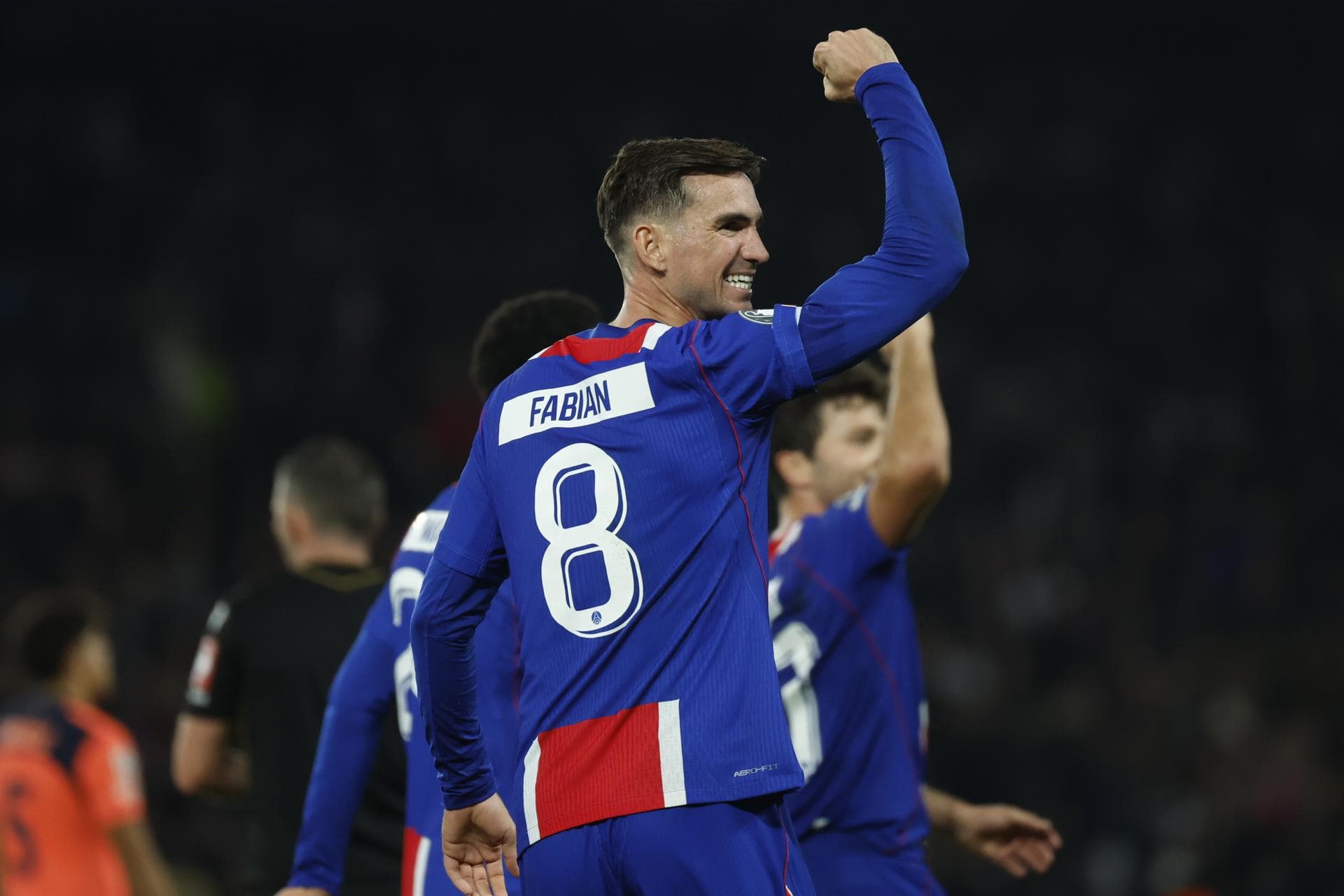 PSG impone su estirpe de campeón y supera al Barcelona