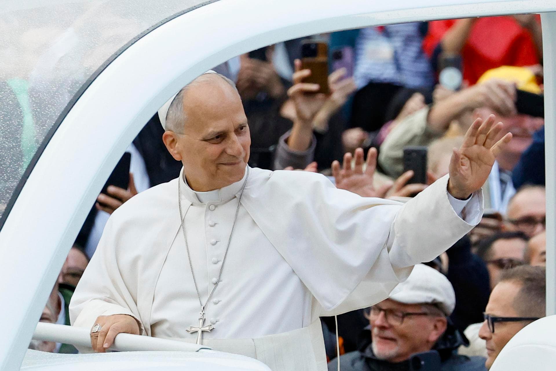 Papa León XIV retoma las audiencias y se vuelve a subir al papamóvil tras su operación