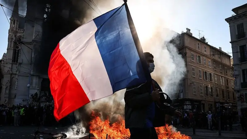 Qué es el “efecto bola de nieve” de la deuda y qué papel tiene en la crítica situación económica que alimenta las protestas en Francia