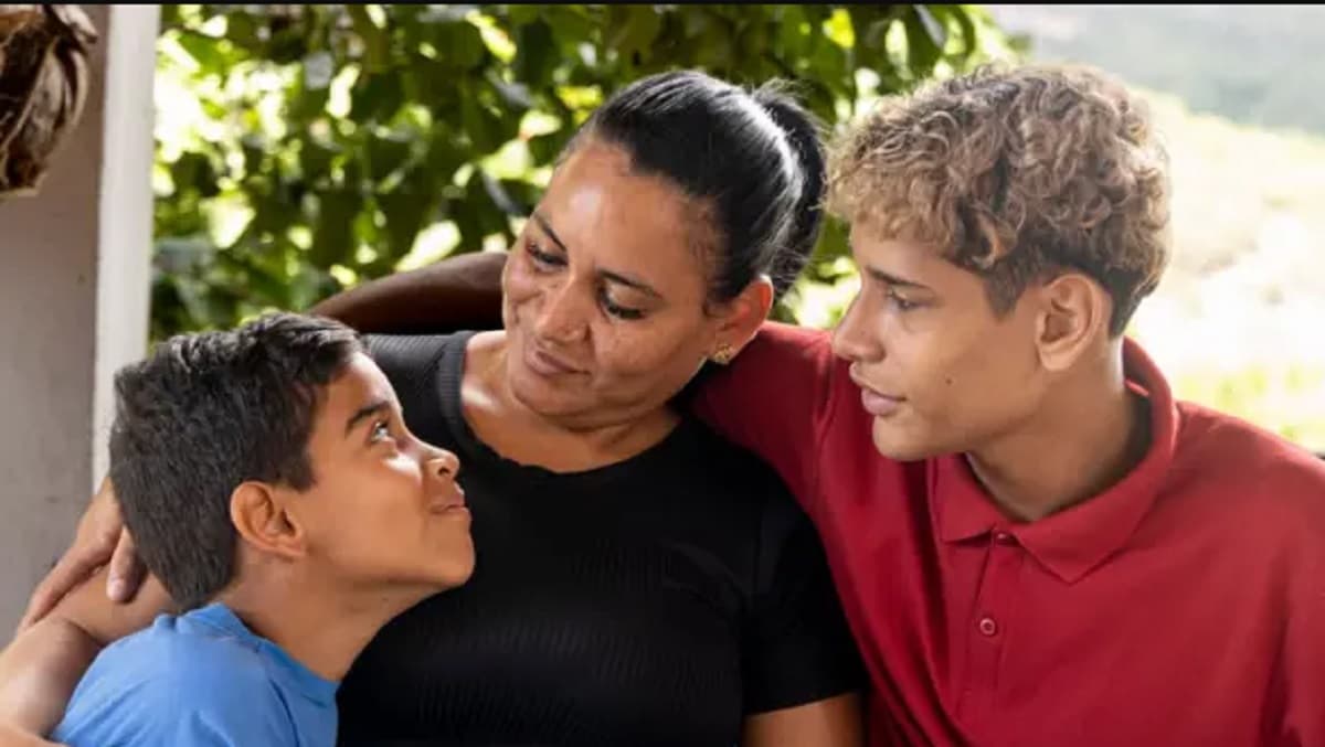 Cómo contarles a tus hijos menores de edad que tienes una nueva pareja, según dos expertas