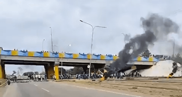 Trabajadores de las empresas básicas bloquean la autopista Simón Bolívar en reclamo de salarios dignos y garantías políticas