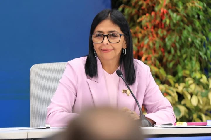 Delcy Rodríguez elimina la obligatoriedad de las máquinas fiscales y anuncia reforma tributaria