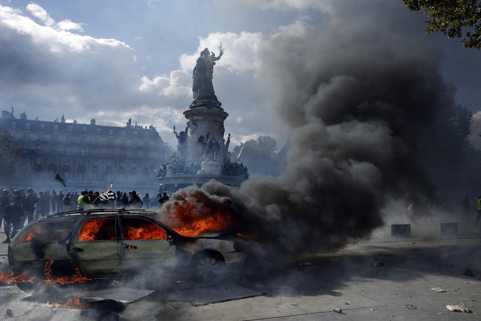 Francia se plantea suspender las redes sociales para evitar los saqueos