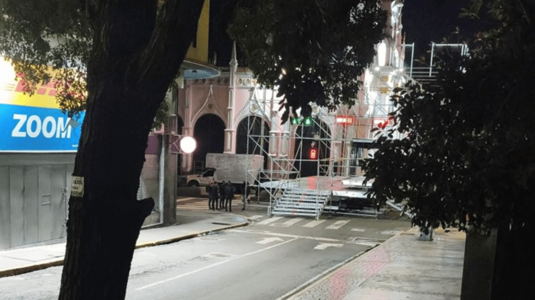 Reportan cierres de vías e instalación de tarimas en Caracas por la marcha chavista de este jueves