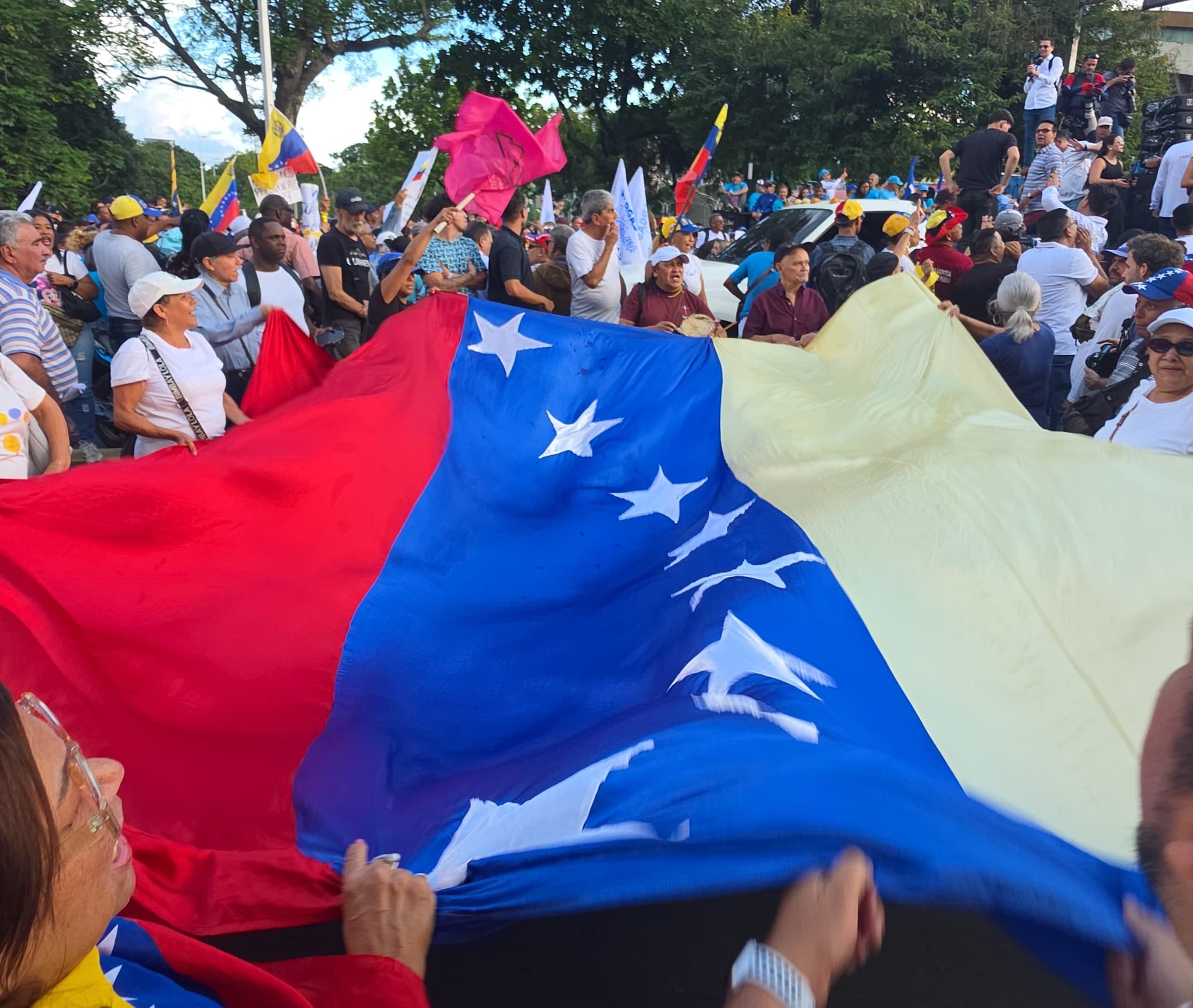 Opositores marchan en Caracas para exigir fecha electoral y rechazan postergar los comicios a 2027