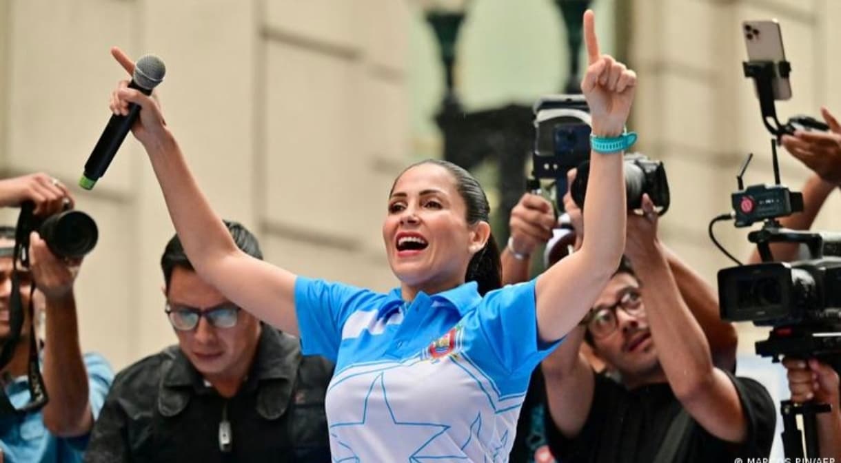 Dictan prisión preventiva en Ecuador para la excandidata correísta Luisa González