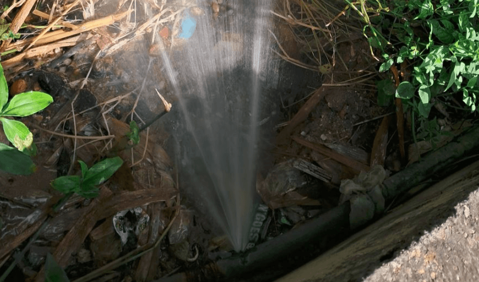Comunidades de Baruta y El Hatillo exigieron reparar fuga de agua que acumula semanas sin atención