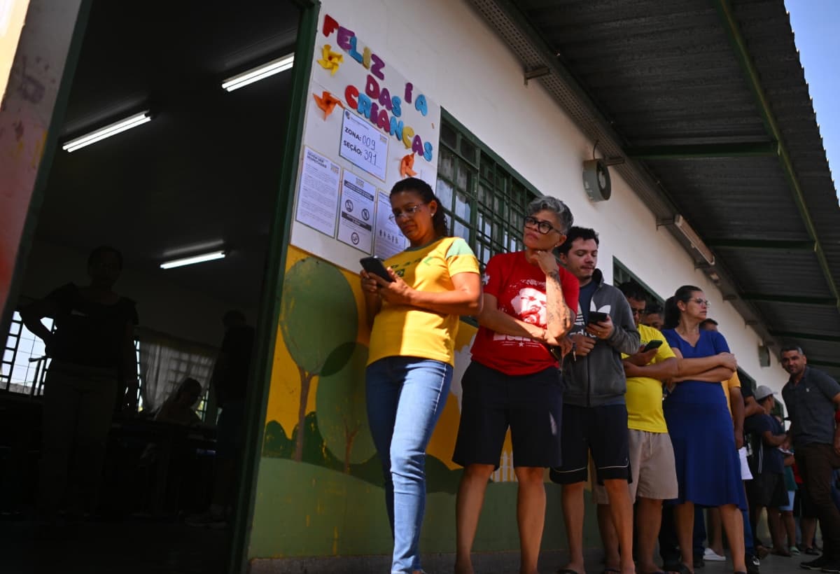 Brasileños acuden a las urnas para elegir entre Lula y Flávio Bolsonaro en la segunda vuelta presidencial
