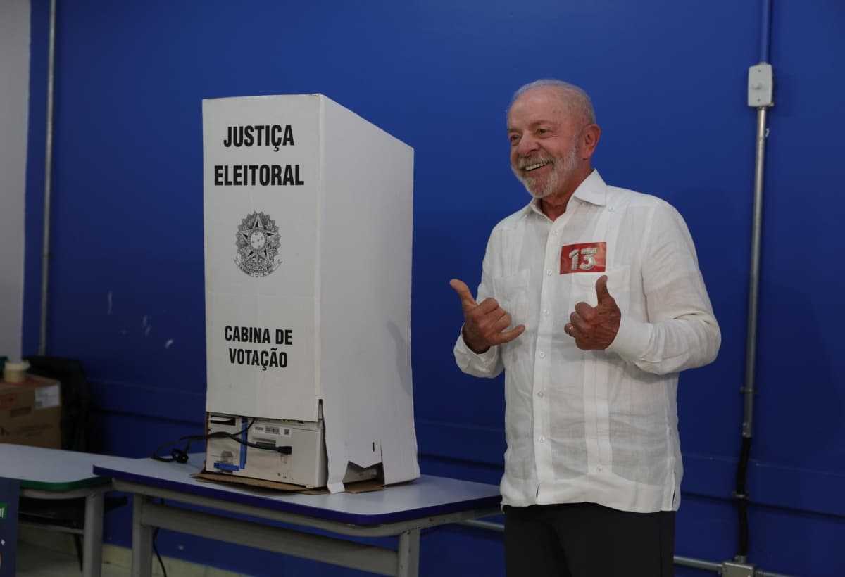 Lula votó en la segunda vuelta de Brasil y afirmó que el pueblo salió a defender sus conquistas