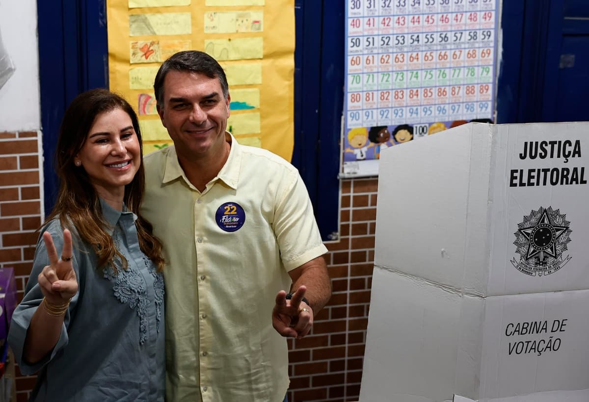 Flávio Bolsonaro votó en la segunda vuelta de Brasil y afirmó que llegó "la hora del cambio"