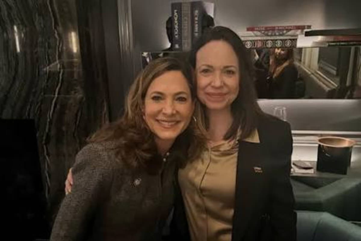 Congresista María Elvira Salazar celebra la llegada de María Corina Machado a Venezuela