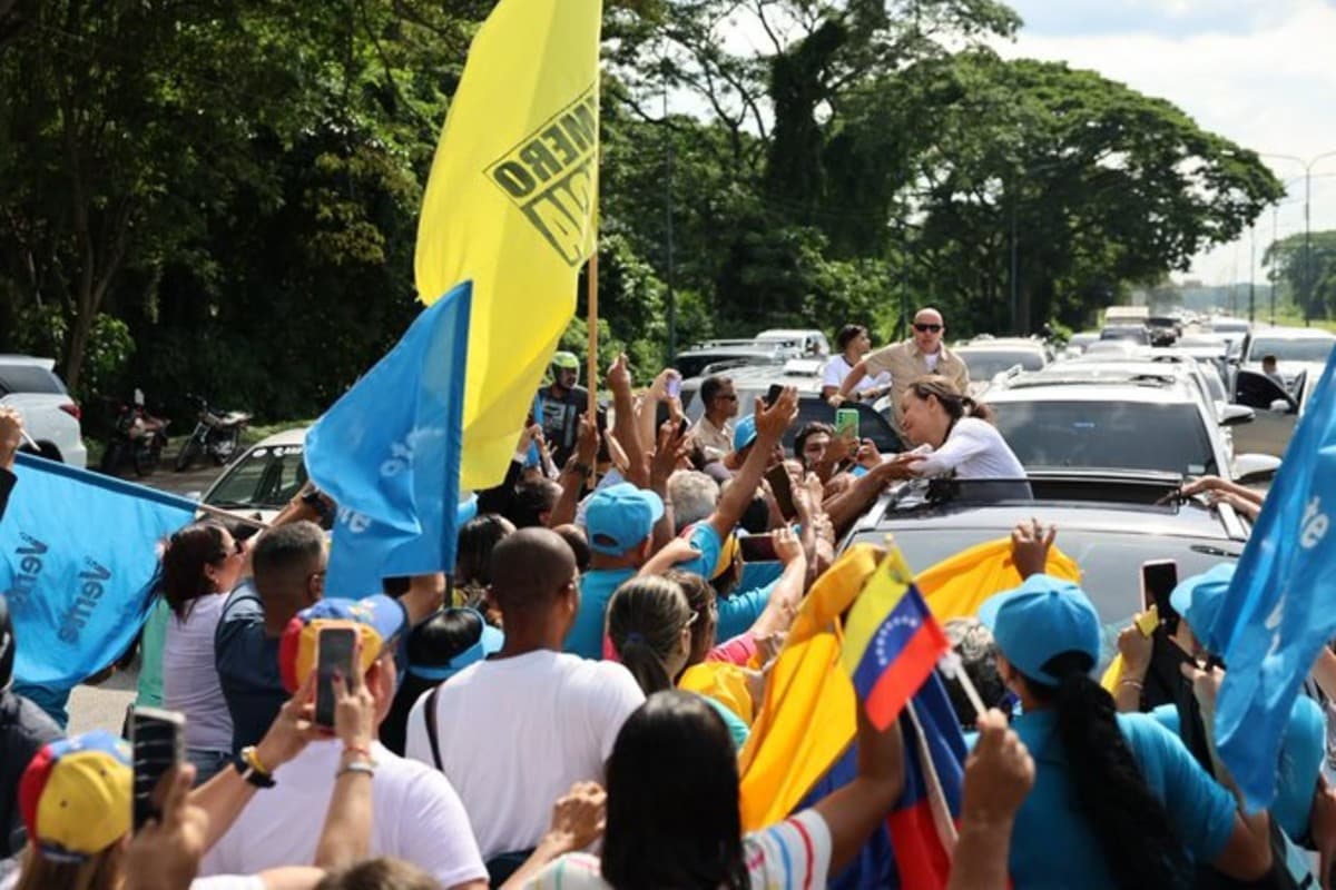 Miles de personas reciben la caravana encabezada por María Corina Machado tras su regreso a Venezuela