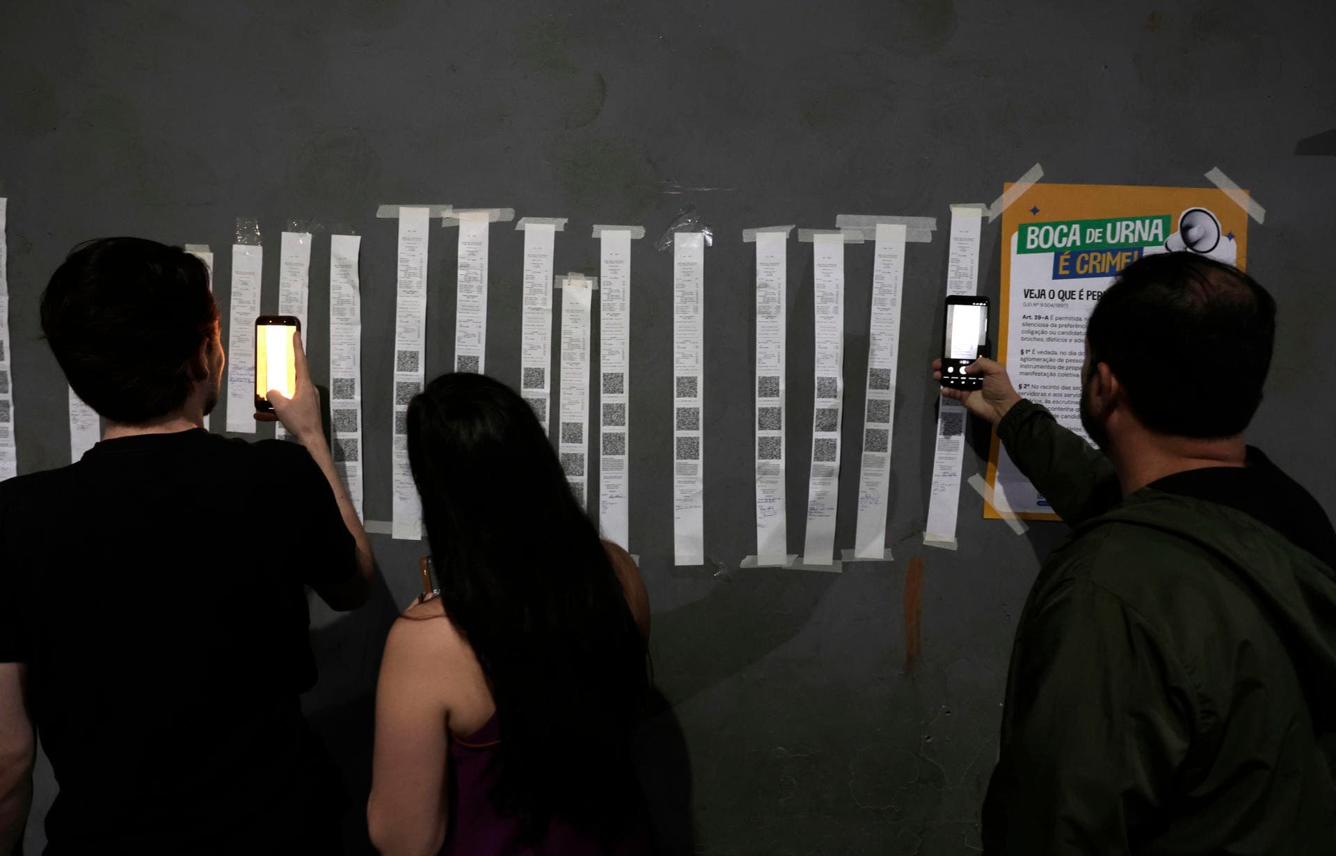 Confusión en las elecciones brasileñas: se prorroga la votación y se pausa el recuento