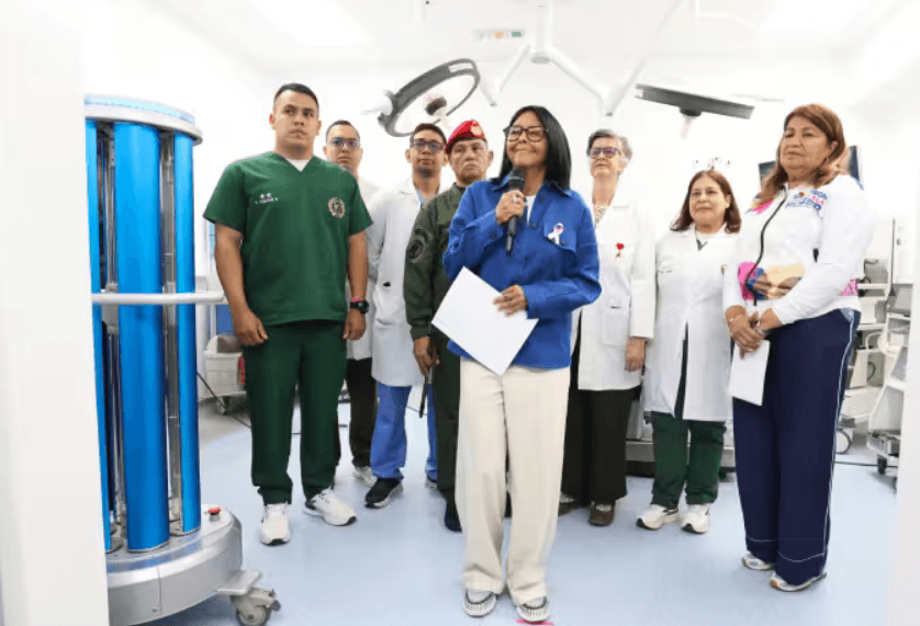 Delcy Rodríguez dice que Machado pudo evitar el “show” de su regreso al país