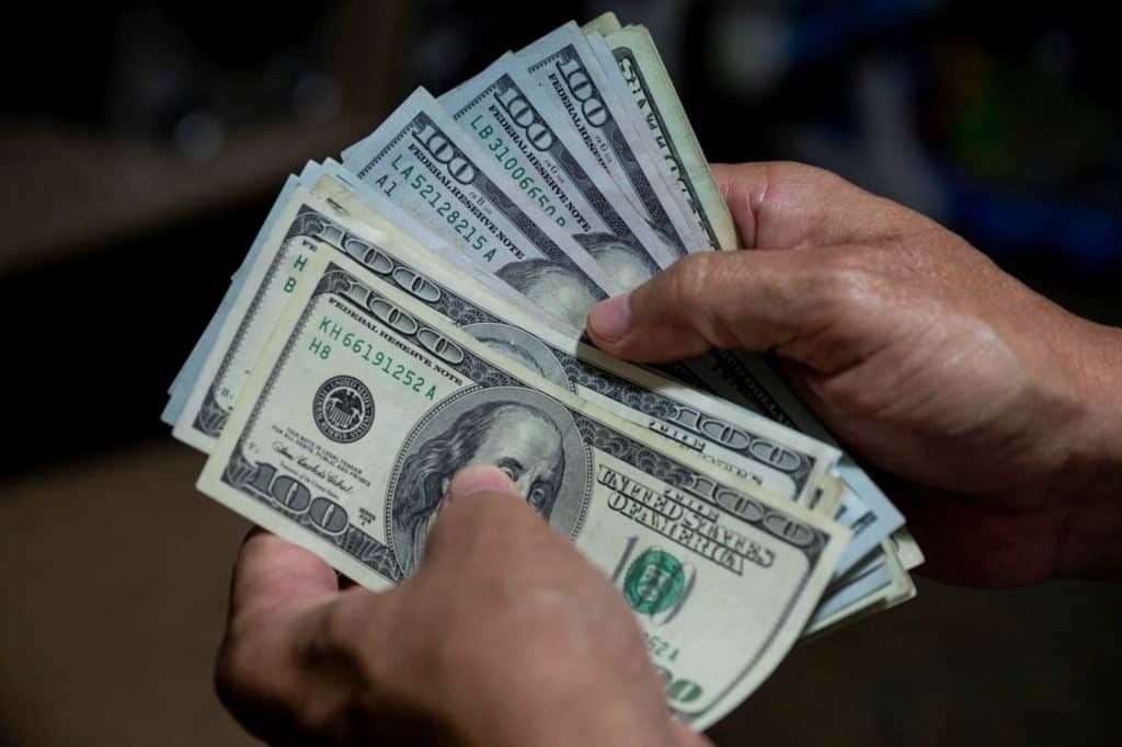 Crisis Monetaria en Venezuela: Comerciantes y Ciudadanos Buscan Dólares