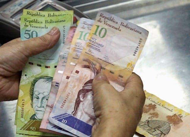 El bolívar sufre una severa devaluación del 36,4% frente al dólar