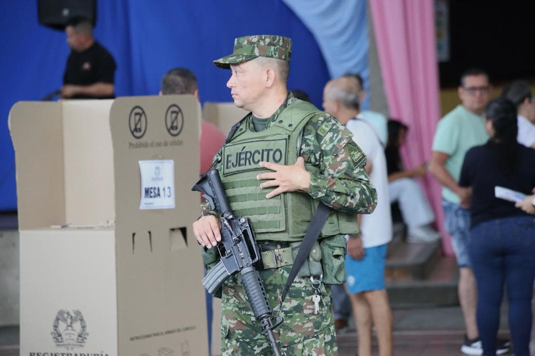 Colombia enfrenta elecciones con 80 municipios bajo amenaza armada