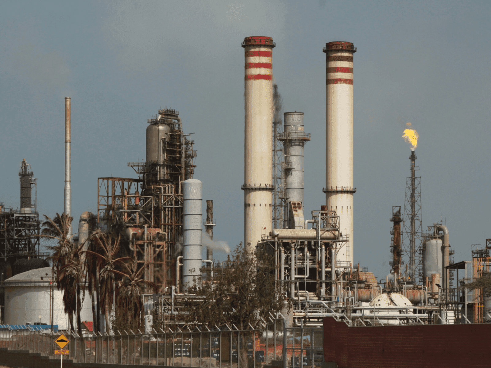 Refinería Cardón, paralizada tras incendio por rotura de línea de gas natural