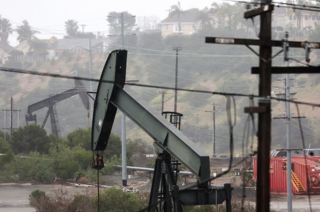 El petróleo Brent cae más de un 3,5 %, al moderarse el temor de un ataque de EEUU a Irán
