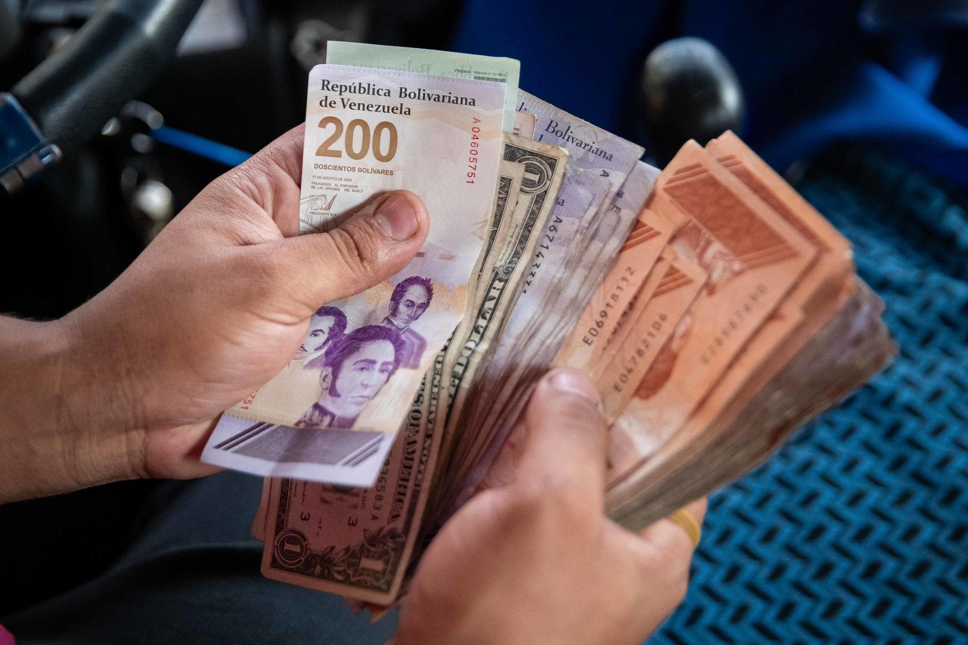 El bolívar se desploma: Dólar BCV y euro alcanzan récords históricos