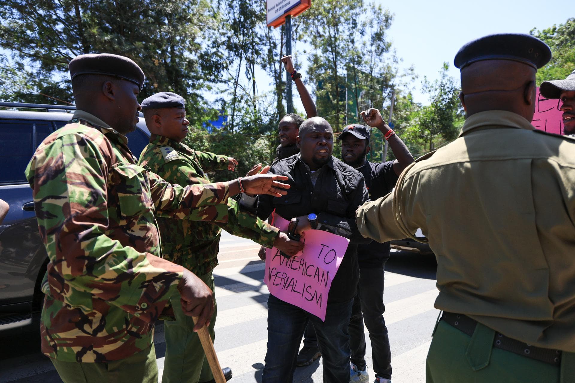 Intentaron "protestar" contra la captura de Maduro en Kenia... y la policía les apagó el show (FOTOS)