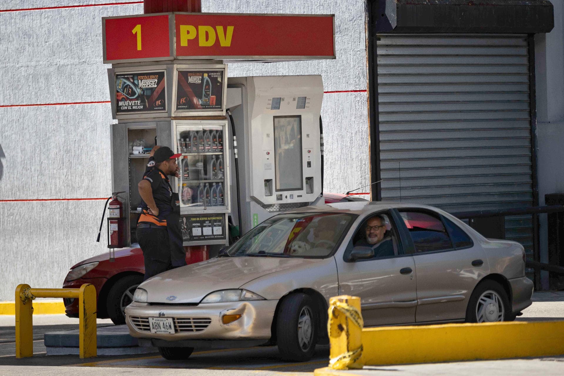 El petróleo cae mientras inversores evalúan reanudación de las exportaciones venezolanas