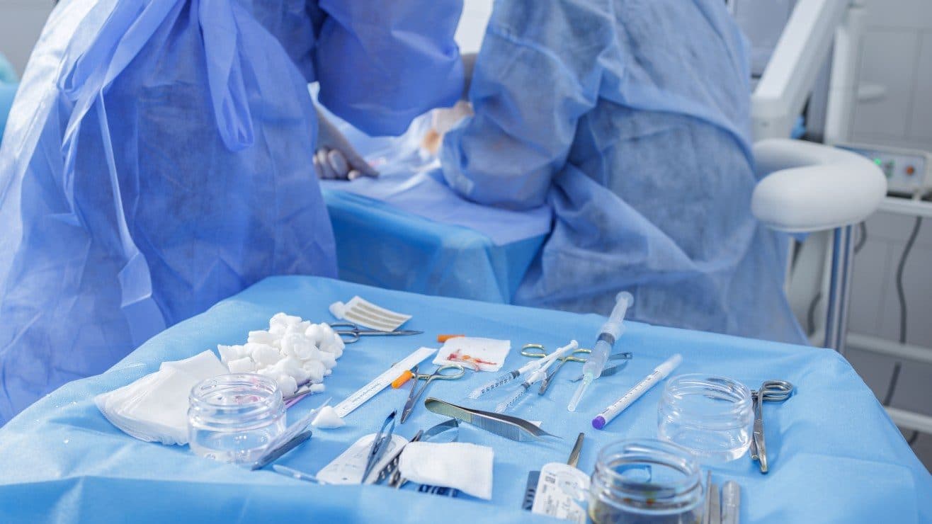 Indignante: Médico de Colorado acusado tras muerte de paciente en quirófano